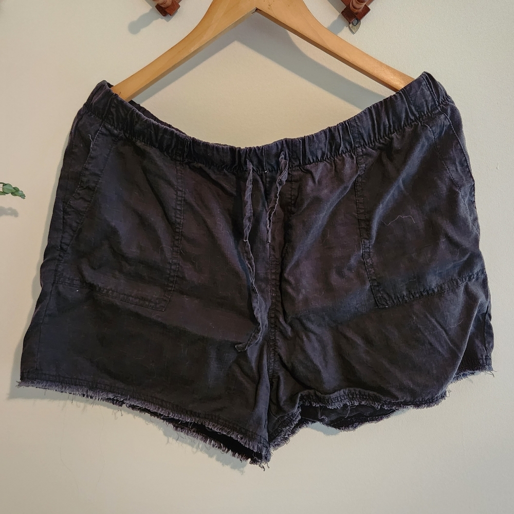 Black casual elastic band shorts